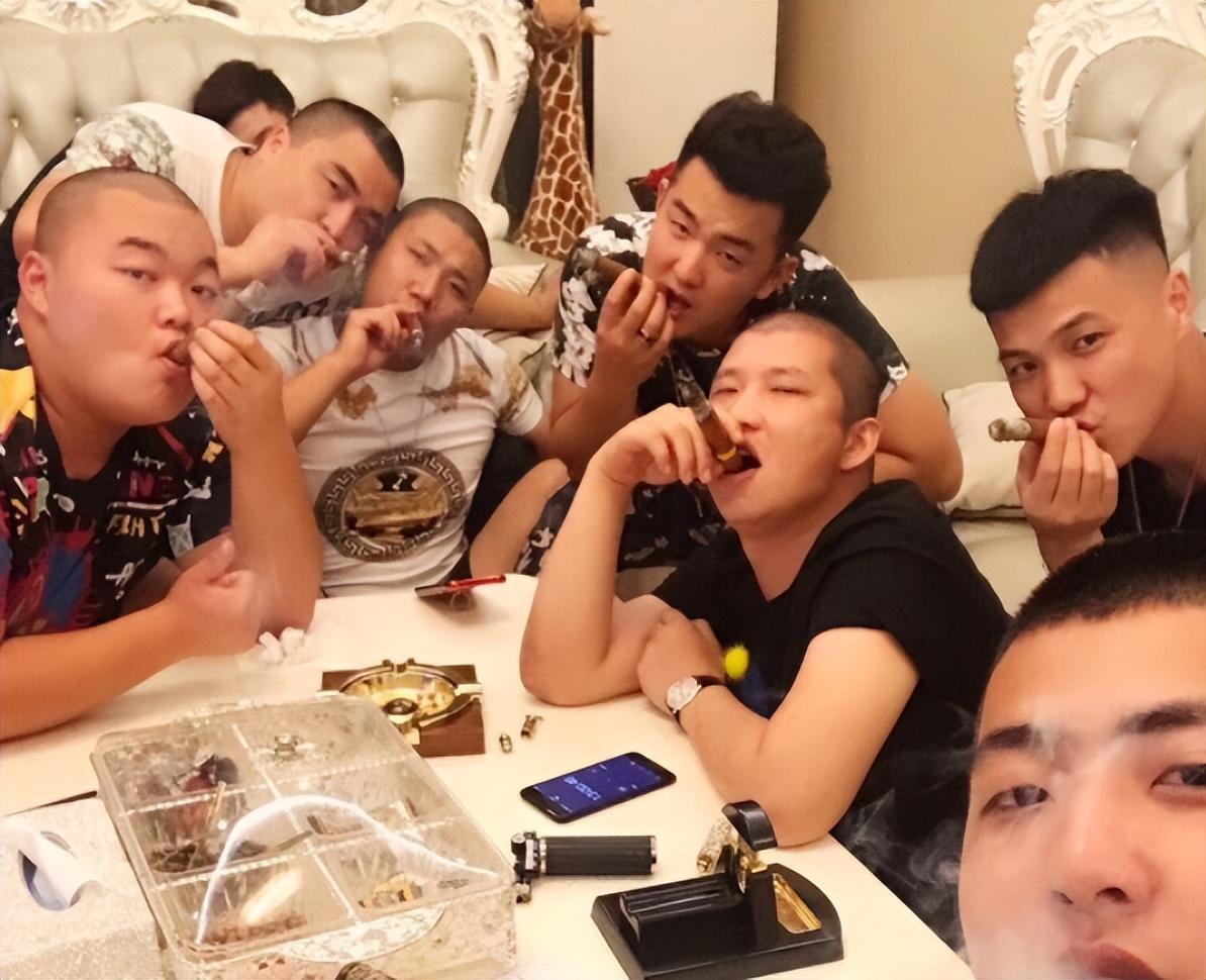 八卦爆料网红二驴是谁呀视频大全集-_二驴与女徒弟不正当关系曝光_二驴小老虎录音门