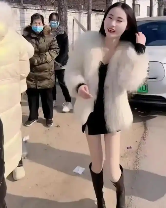 农村网红时尚穿搭讨论_女网红回村说八卦是真的吗-_山东网红回村穿搭争议