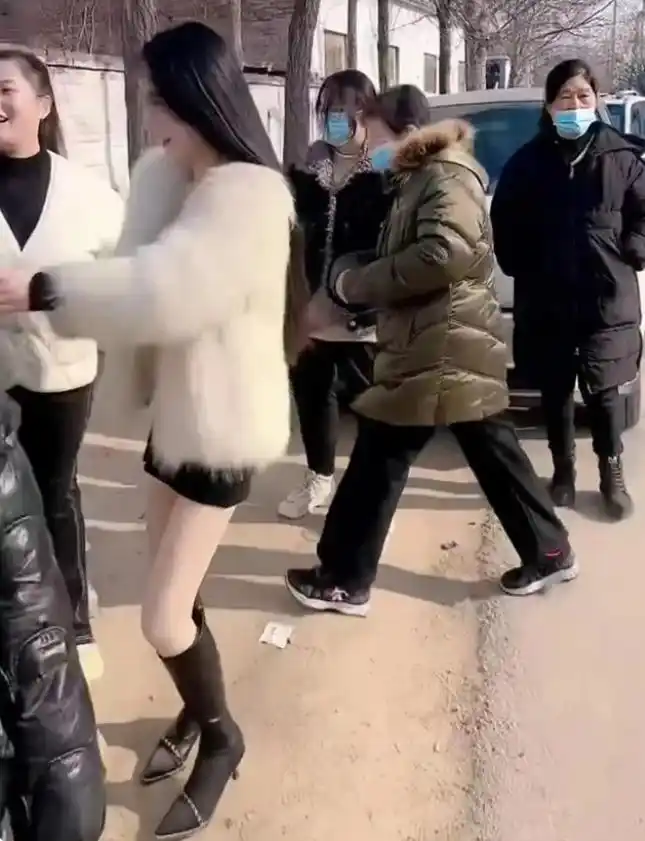 山东网红回村穿搭争议_女网红回村说八卦是真的吗-_农村网红时尚穿搭讨论