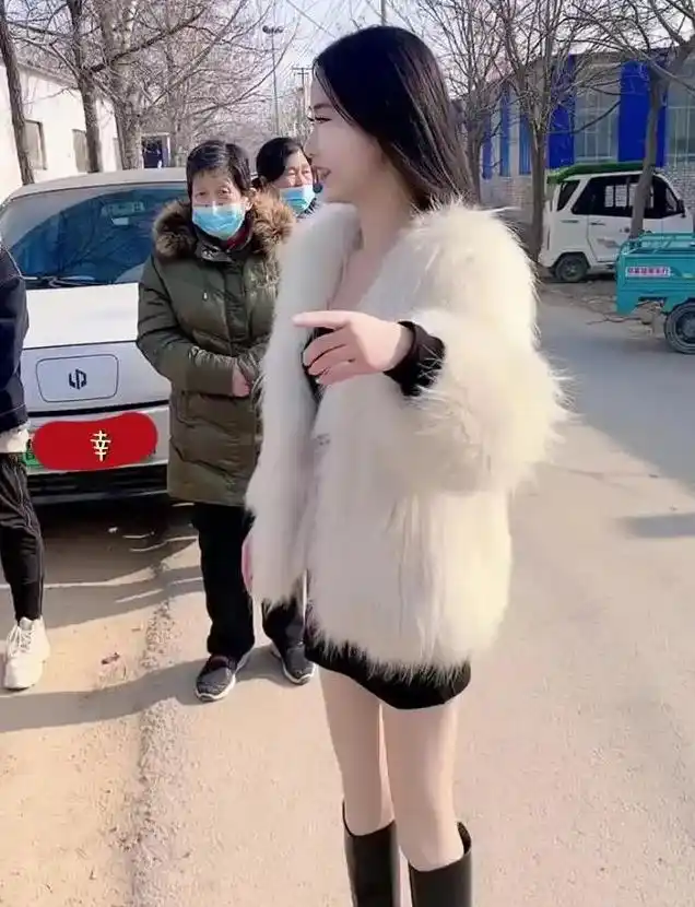 女网红回村说八卦是真的吗-_山东网红回村穿搭争议_农村网红时尚穿搭讨论