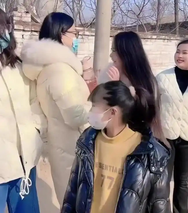 女网红回村说八卦是真的吗-_山东网红回村穿搭争议_农村网红时尚穿搭讨论