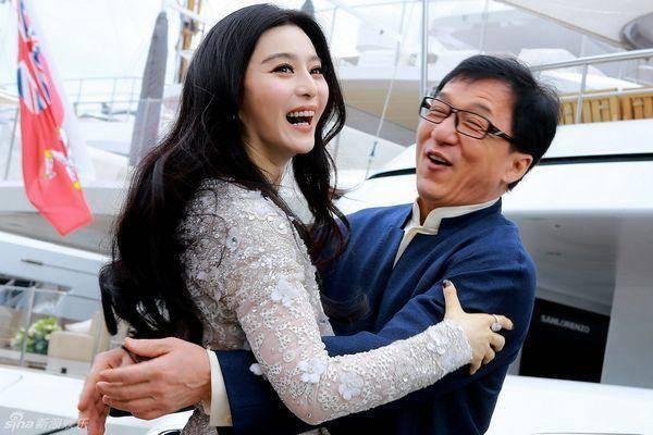 成龙抱过那些女明星_成龙非礼过的女明星数量_刘亦菲被成龙非礼事件