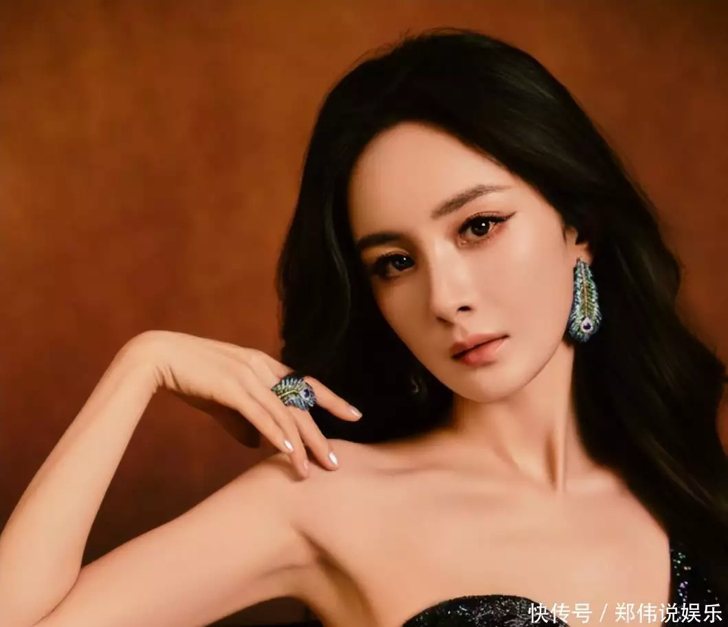 杨幂演技反转_女明星撑伞_杨幂商业版图